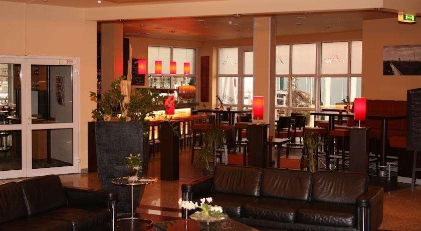 Ramada By Wyndham Bottrop City المطعم الصورة